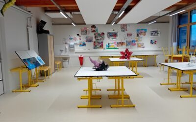 Exposition des travaux d’élèves en salle d’arts plastiques pour les portes ouvertes du lycée.